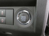 【プッシュスタート】スマートキーを携帯していればキーを取り出さずにドアを施錠&解錠。クルマの始動も可能です♪