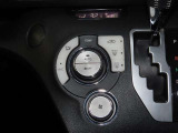 【オートエアコン】一度お好みの温度に設定すれば、車内の温度を検知し風量や温度を自動で調整。暑い&hellip;寒い&hellip;と何度もスイッチ操作をする必要はありません。快適な車内空間には必須の機能ですね♪
