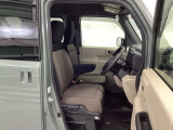 フィット感のあるシート。しっかりと支えてくれるので、長時間の運転を快適にサポートしてくれます。