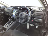 運転席周りのレイアウトをご覧ください。ナビゲーションが綺麗に装着されすっきり収まってますね!