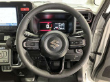 ステアリングから手を離さず、運転に集中したままオーディオ等の操作ができます。