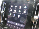 タッチスクリーン式の大型センターディスプレイ。各機能を直感的にコントロールできます。手袋を着けたままでも操作可能です。