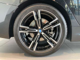 BMW純正18インチアルミホイールが足元を引き締め、スポーティなエクステリアデザインをさらに際立たせています。