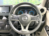 インテリアに合わせたデザインのステアリングは、運転される方のことも考え、運転しやすい形状、大きさです。是非一度、実際に触ってお確かめください。