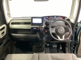 車内は光触媒抗菌消臭施工済です。インパネ周りはスタイリッシュなデザインで機能や装備も充実しています。グローブボックスやカップホルダーのほかにトレーなどたくさんの収納スペースが付いています。
