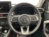 快適な操作性の運転席、ハンドルも綺麗に清掃済みです!もちろん安全を守るエアバッグも装備しているので安心してお乗りいただけます(^^)