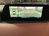 狭い場所での駐車やすれ違いなどでより的確な運転操作に役立つ360&deg;ビューモニターが装備されています。