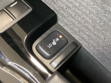パワーウインドウスイッチの下にはシートヒータースイッチがついており、スイッチは前席の左右別々にHiとLoの2段階で温度設定ができます。