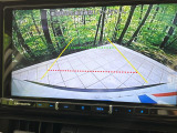 【バックカメラ】駐車時に後方がリアルタイム映像で確認できます。大型商業施設や立体駐車場での駐車時や、夜間のバック時に大活躍!運転スキルに関わらず、今や必須となった装備のひとつです!
