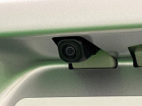 ナビゲーション等を装着した場合にバックするとき後方の安全確認ができるバックカメラが付いてます