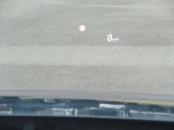 必要な情報を投影するヘッドアップディスプレイ(運転席前のガラス等に車速やナビ情報を投影する機能)。視線移動を抑え、速度やナビのルート案内、安全警告を直感的に確認。長距離運転でも疲れません。