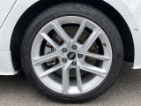 18インチ純正アルミホイール装備 全車両に標準装備の純正アルミホイールは、純正ならではのバランスの良いデザインと、走行安定性をお楽しみ頂けます。