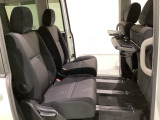 運転席・助手席の背もたれには、2列目シート用にカップホルダー付きの「格納式のシートバックテーブル」を装備しています。休憩時のちょっとした時間などカップを置いたり、小物置きに使えて便利です。