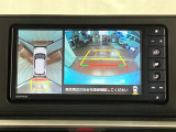 【パノラマモニター】 上から見下ろしたような映像が、運転の不安を軽くします。