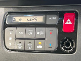 【オートエアコン】一度お好みの温度に設定すれば、車内の温度を検知し風量や温度を自動で調整。暑い&hellip;寒い&hellip;と何度もスイッチ操作をする必要はありません。快適な車内空間には必須の機能ですね♪