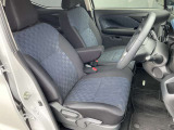 快適に運転できるドライブポジション!40mmも調整できる運転席シートリフターとシートスライドで、無理のない運転姿勢がとれます