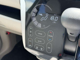 【オートエアコン】一度お好みの温度に設定すれば、車内の温度を検知し風量や温度を自動で調整。暑い&hellip;寒い&hellip;と何度もスイッチ操作をする必要はありません。快適な車内空間には必須の機能ですね♪