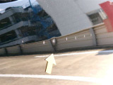 運転席ドアにキズとへこみキズがあります。