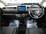 運転にかかわる様々な操作を安全に行えるように視点移動が少なく、操作性に配慮されたスイッチ類が凝縮されたコクピットです。