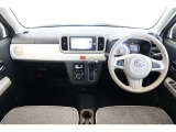 【まるまるクリーニング】内装工程では、中古車を気持ちよくお乗りいただけるよう清掃しております。シートの洗浄はもちろん、ニオイの元となるフロアカーペットまで洗浄・消臭を実施。