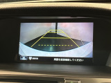 リバースギアに入れるだけで後方の表示へ切り替わります。夜間や雨の日の駐車も楽になりますよ。
