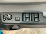 電動格納式リモコンドアミラーと、パワーウィンドウスイッチ等は運転席ドアにあります。