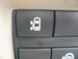 左側電動オートスライドドア付き!!運転席のスイッチでも開閉可能です♪重い荷物を持っている時や、雨の日に重宝します。小さいお子様がいても巻き込み防止機能や手動のみに切替も出来ますので安心です。