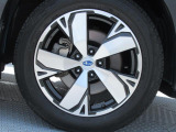 スバル純正18インチアルミホイール。 タイヤサイズは225/55R18。納車時に弊社指定の新品タイヤ4本を交換いたします。