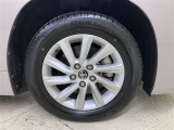 純正のアルミホイール装着。サイズは205/60R16です