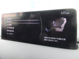 こちらのお車には先進安全装備が多数搭載されています。衝突被害を回避あるいは軽減するためのブレーキや、後方死角からの接近警報、車線逸脱を防止する警報装置など、詳しくはスタッフまでお尋ねください。