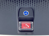 車内天井の赤い「SOS」ボタンは、事故・急病・危険を感じた際にワンプッシュでHonda緊急サポートセンターへつながる緊急通報機能です。