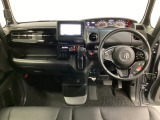 車内は光触媒抗菌消臭施工済です。スタイリッシュなデザインでスポーティなインパネ周りを演出します。グローブボックスやカップホルダーのほかにトレーなどたくさんの収納スペースが付いています。