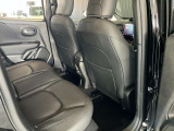 【リアシート】屋根までの高さがある車のため、大人の方でも圧迫感が少なく乗車出来ます。足元は広く取られているため、ゆったりとお乗り頂けます。