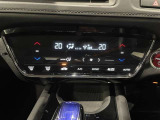 【オートエアコン】一度お好みの温度に設定すれば、車内の温度を検知し風量や温度を自動で調整。暑い&hellip;寒い&hellip;と何度もスイッチ操作をする必要はありません。快適な車内空間には必須の機能ですね♪