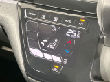 【オートエアコン】一度お好みの温度に設定すれば、車内の温度を検知し風量や温度を自動で調整。暑い&hellip;寒い&hellip;と何度もスイッチ操作をする必要はありません。快適な車内空間には必須の機能ですね♪