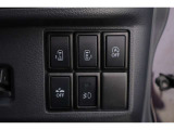 電動スライドドアのスイッチです。車内からもスイッチひとつでラクにドアの開閉できますよ♪