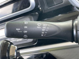 【オートワイパー(AUTO)】雨が降り出した時に、雨滴検出用センサー(レインセンサー)が雨滴を感知すると、自動でワイパーが動作します。