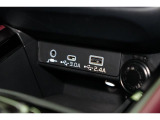 小物の収納に便利なセンタートレイには携帯等のデバイスの充電可能なUSB出力電源付です。