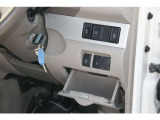 電動スライドドアを運転席から開閉するコントロールスイッチです。オートステップの作動もオンオフできます。