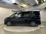 助手席側は電動スライドドアになってます。運転席やキーのリモコンで開閉できるので手が塞がっていても楽に積み降ろし出来ますよ。