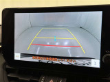 後方の見える安心をお届けするバックガイドモニター付:バックするときのアシストラインもあって楽々バック!車庫入れや縦列駐車をサポートし、苦手な駐車も安心です!今やもう手放せない装備ですネ♪