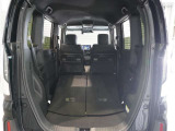 【トランクルーム】サードシートをはね上げれば、広い荷室が出現。高さのある荷物も収まります。