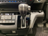 CVT車のセレクトレバーです。低速から高速まで、変速ショックのないスムーズな走りを実現するとともに、エンジン効率のよい領域を維持することで燃費にも貢献します。
