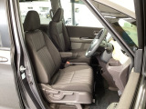 フロント広々、セパレートシートの運転席は、ハイトアジャスターが付いているので、快適にドライブができます。ハンドルはテレスコピック機能で、ハンドル位置を上・下・手前・奥に調節できます。