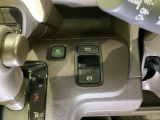 セレクトレバーの右に電子制御パーキングブレーキがあります。スイッチひとつで、停車した地点の傾斜などをシステムが検知・判断してブレーキ力を自動的に最適制御し、しっかり停車できるパーキングシステムです。