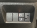 ハンドルの右側にはヘッドライトレベライザーとVSA(ABS+TCS+横滑り抑制)の解除スイッチがついています。ヘッドライトレベライザーは道路状況や積荷の加重に応じてライトの高さを調節できます。