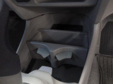 運転席からも助手席からも使いやすい位置にドリンクホルダーを配置しています。