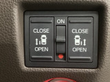 【両側パワースライドドア】両側がパワースライドドアになっており、運転席のスイッチやスマートキーでも開閉が可能です!開口部も広いので乗り降りも楽々♪