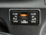 両側パワースライドドアのスイッチも付いています。車内からもスイッチひとつで楽にドアの開閉が可能です。電動なので開閉時に力を使う必要がなく、半ドアになることもありません!