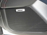 BOSEサウンドシステムを搭載。「良い音を出す」ではなく、その車種のごとに特徴を計算(車種専用設計)し、「反響音」を作り出すことによってどの座席でも自分中心で音が聴こえ、「心地よい空間」を作り出します。
